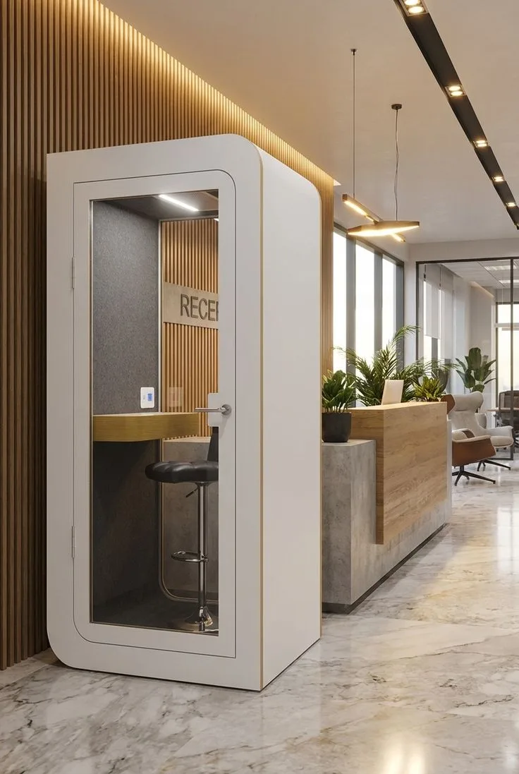 Budka telefoniczna przy recepcji